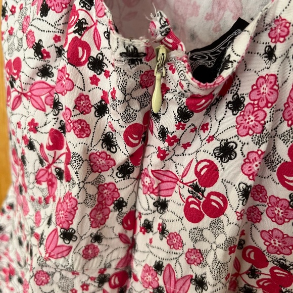 Dress size XS, swing skirt, summer style sleeveless in pink, red, white pattern - Picture 6 of 6